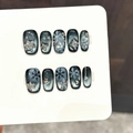 Donkerblauwe cat-eye kunstnagels met glinsterende sneeuwvlokken en strass voor de winter - Groot L (17/13/14/13/10mm) / Inktblauw Sneeuwvlok Kattenoog Stijl (3431)
