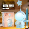 Blaue Astronauten-Schreibtischlampe mit Anspitzer, LED-Nachtlicht und USB-Anschluss - 9*7*19CM / Blau