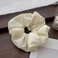 Coletero gigante de tela color crema con textura plisada suave y estilo minimalista - Beige