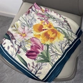 Foulard in finta seta 70x70cm con stampe floreali gialle e viola su base beige - Floreale Blu Marino