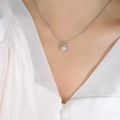 Elegante collar con colgante de circonita solitaria en una fina cadena de titanio 18K - Color Acero