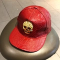 Rote PU-Leder-Baseballkappe mit Schlangenprägung und goldenem Strass-Totenkopf - Rot - Gold Totenkopf