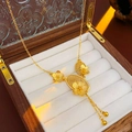 Detalle de un collar dorado con flores y borlas en un elegante joyero de madera - Estilo de Tres Flores con Borla / 1# Collar-Dorado