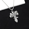 Vue détaillée du pendentif aigle argenté vintage avec une chaîne à mailles carrées - Aigle en Vol