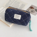 Pochette trucco trapuntata blu navy con zip gialla a contrasto ed etichetta in tessuto - Blu