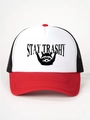 Detalle de la gorra trucker Stay Trashy con gráfico de mapache y malla de color rojo - Blanco Rojo Negro