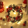 Ghirlanda natalizia con fiori rossi, pigne e luci calde su sfondo di peluche bianco - Ghirlanda di Natale da 40CM con Luci