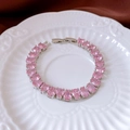 Macro van roze peervormige zirkoon armband met zilverkleurige vouwsluiting op zijde - Zilver-Roze