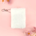 Mini witte pluche kaarthouder met metalen ketting en zachte, pluizige textuur - A7 Mini / Wit