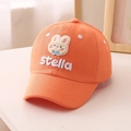 Detalle de parche de conejo de peluche y bordado stella en gorra infantil color naranja - 52cm (Recomendado 3-8 Años) / Naranja