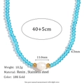 Collier de perles en cristal bleu et perle d'eau douce avec perles en acier inoxydable sur fond blanc - Perles Transparentes Bleu Clair