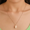 Collana con ciondolo in conchiglia naturale e catena dorata indossata su un colletto in maglia - Collana con Pendente a Conchiglia Oro KC (2600)