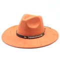 Detail eines orangen Filzhutes mit braunem Lederband, Nieten und geflochtenem Seil - Orange