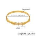 Dettaglio del bracciale a righe in oro 18k con inserti in zircone e misure precise - Stile Texture Bambù Oro (Z481)