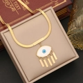 Nahaufnahme des goldenen Evil Eye Anhängers mit weißem Emaille und Lucky Gravur - Halskette