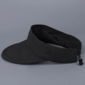 Detalle de la malla transpirable negra y el cordón ajustable en la visera deportiva - M (56-58cm) / Negro