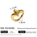 Dettaglio macro dell'anello geometrico in acciaio inossidabile dorato 18K con misure - Stile Nodo Irregolare (NB-R24086)