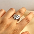 Minimalistische zilveren roestvrijstalen ring met geplooide textuur en glanzende finish - Zilver