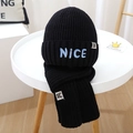 Detail der NICE-Stickerei auf dem dicken schwarzen Strickmützen- und Schal-Set Winter - Set / Schwarz
