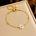 Elegantes vergoldetes Edelstahl-Armband mit weißer Perlenblume und goldenen Perlen - Perlen Blumen Armband (B1513)