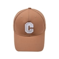 Dettaglio del cappellino da baseball marrone con lettera C ricamata in bianco sul davanti - Regolabile / Marrone