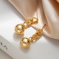 Orecchini a catena placcati in oro con pendenti a sfera su sfondo di seta lucida - Oro
