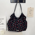 Détails d'un sac cabas à fleurs cerises avec fermoir magnétique et bandoulière à pois - Mousseline Cerise Noir