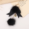 Détail du porte-clés à nœud noir avec pompons en fourrure et clochette dorée élégante - Noir