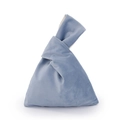 Detail der blauen Samt-Knotentasche mit einzigartigem Griffdesign und weicher Textur - 22*31cm / Dunstblau