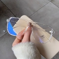 Dettaglio montatura aviator trasparente con lenti anti-luce blu e cerniere in metallo dorato - Trasparente