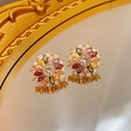 Dettaglio degli orecchini a fiore dorati con pietre marquise e cristalli trasparenti - Orecchini - Multicolore (Perno in argento)