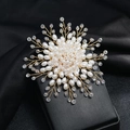 Broche luxueuse en perles et cristaux en forme de flocon sur fond de soie sombre - Flocon de Neige en Cristal Style D