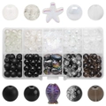 Makroansicht des DIY-Perlensets mit Meeresmotiven in einer transparenten 10-Fach-Box - Mondscheinweiß