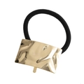 Dettaglio della trama in metallo martellato dorato su un elegante elastico nero - Oro