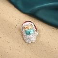 Festliche Weihnachtsmann-Brosche mit rotem Hut und blauer Maske in Emaille-Optik - Gesichtsmaske Stil / Weihnachtsmann mit weißer Perle