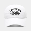 Détail de la broderie noire 1980 Limited Edition sur une casquette en coton blanc - Réglable / 1980 Blanc