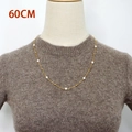 Collana lunga 60 cm in oro con perle d'acqua dolce su un maglione marrone - Modello 60CM