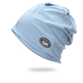 Hellblaue Strickmütze mit schwarzem Mode-Logo-Label auf weißem Hintergrund - Einheitsgröße / Hellblau