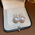Détail de boucles d'oreilles perles et zircons présentées dans un écrin à bijoux chic - 13# Tige d'oreille en argent sterling 925 Perle dorée (Plaqué or véritable)