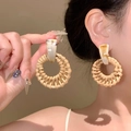 Dettaglio di orecchini a cerchio in rattan con perni in resina marmorizzata beige - Stile in resina con motivo marmoreo in rattan tondo bianco (3# Perno per orecchini in argento)
