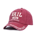 Dettaglio del cappello bordeaux con ricamo 3D VAIL 1962 Colorado e visiera curva - Regolabile / Borgogna