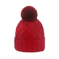 Detail van rode gebreide muts met kabelsteek en een pluizige pompon van imitatiebont - M / Rood