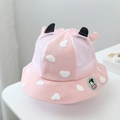 Détail d'un chapeau de soleil rose pour bébé avec imprimé vache et oreilles 3D - Taille unique enfant / Vache Rose Mesh