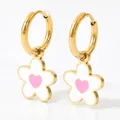 Orecchini a cerchio dorati con ciondolo a fiore in smalto bianco e cuore rosa centrale - Fiore Bianco Cuore Rosa (KDE694)