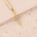 Detailansicht der goldenen Kreuzkette mit Kristall auf beigem Naturstein-Hintergrund - Strass Kreuz Stil (6#)