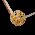 Détail macro de la broche fleur dorée avec zircons jaunes et sertissage pavé - Style Floral Jaune Rond Ajouré (B892)