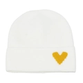Detalle del gorro de punto blanco con un pequeño corazón amarillo bordado en el dobladillo - M (56-58cm) / Blanco
