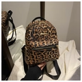 Dettaglio dello zaino leopardato con cerniere in metallo e tasche multiple - Marrone