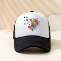 Klassische Trucker-Kappe in Schwarz-Weiß mit buntem Herz-Print und Mesh-Rückseite für Sommer - Einheitsgröße / Schwarz