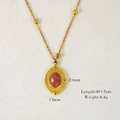Makroaufnahme der 14K Gold-Edelstahlkette mit rosa Edelsteinanhänger und Größenangaben - Rosa